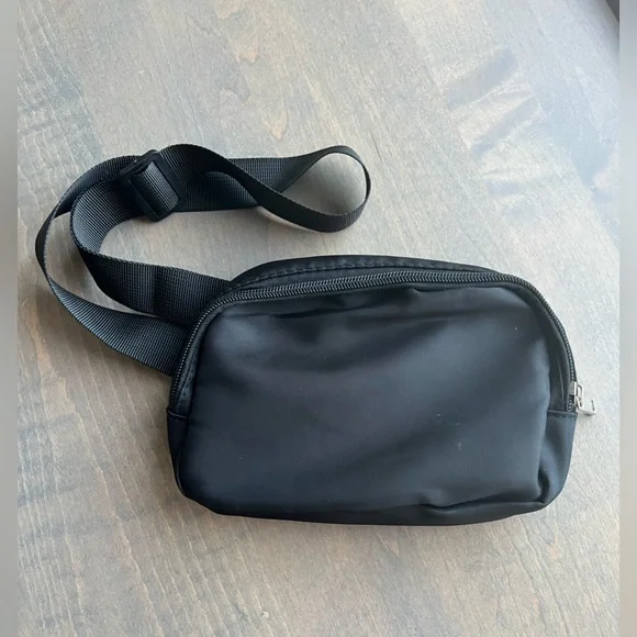 New without tags Black Belt Bag Fanny Pack Crossbody purse Adjustable Nylon - Picture 2 of 5